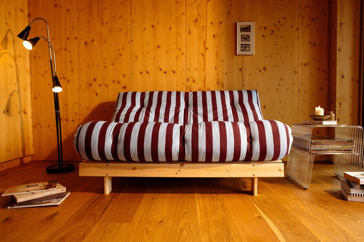 Canapé-lit en pin massif avec matelas rayé bordeaux et bleu clair 140x200cm Raw roots - Karup Design - The Cool Republic