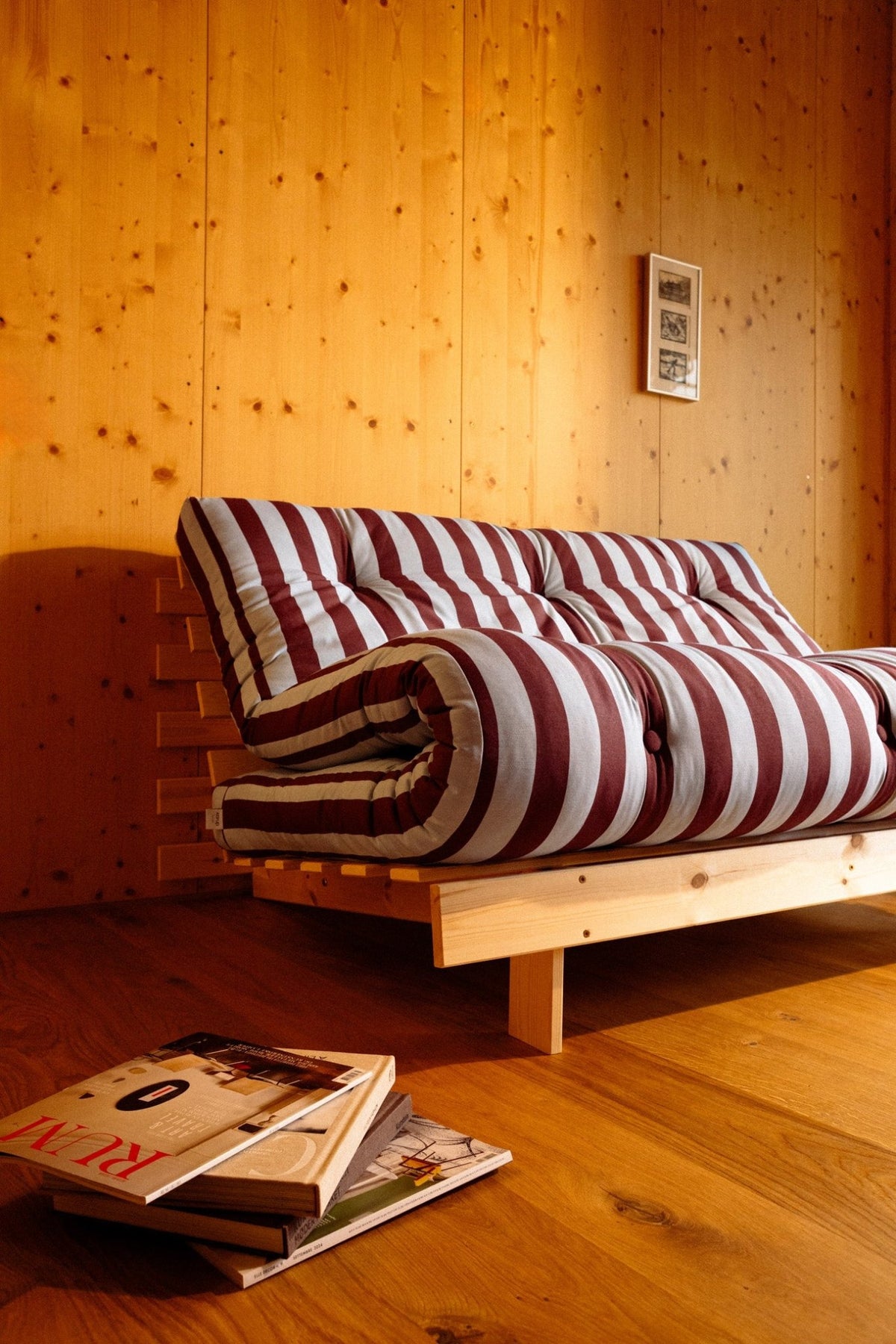 Canapé-lit en pin massif avec matelas rayé bordeaux et bleu clair 140x200cm Raw roots - Karup Design - The Cool Republic