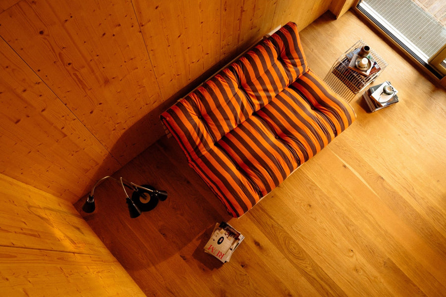 Canapé-lit en pin massif avec matelas rayé bordeaux et bleu clair 160x200cm Raw roots - Karup Design - The Cool Republic