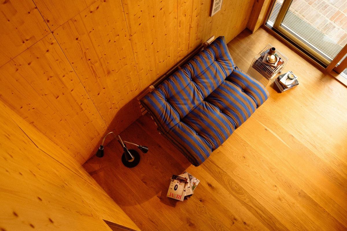 Canapé-lit en pin massif avec matelas rayé orange et marron 140x200cm Raw roots - Karup Design - The Cool Republic