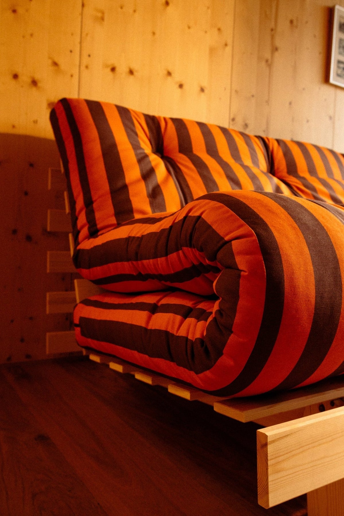 Canapé-lit en pin massif avec matelas rayé orange et marron 140x200cm Raw roots - Karup Design - The Cool Republic