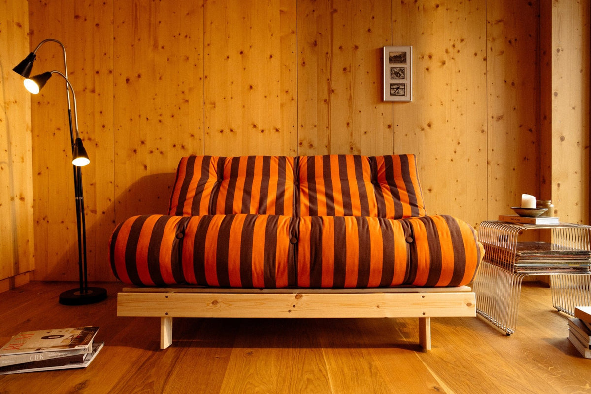 Canapé-lit en pin massif avec matelas rayé orange et marron 140x200cm Raw roots - Karup Design - The Cool Republic
