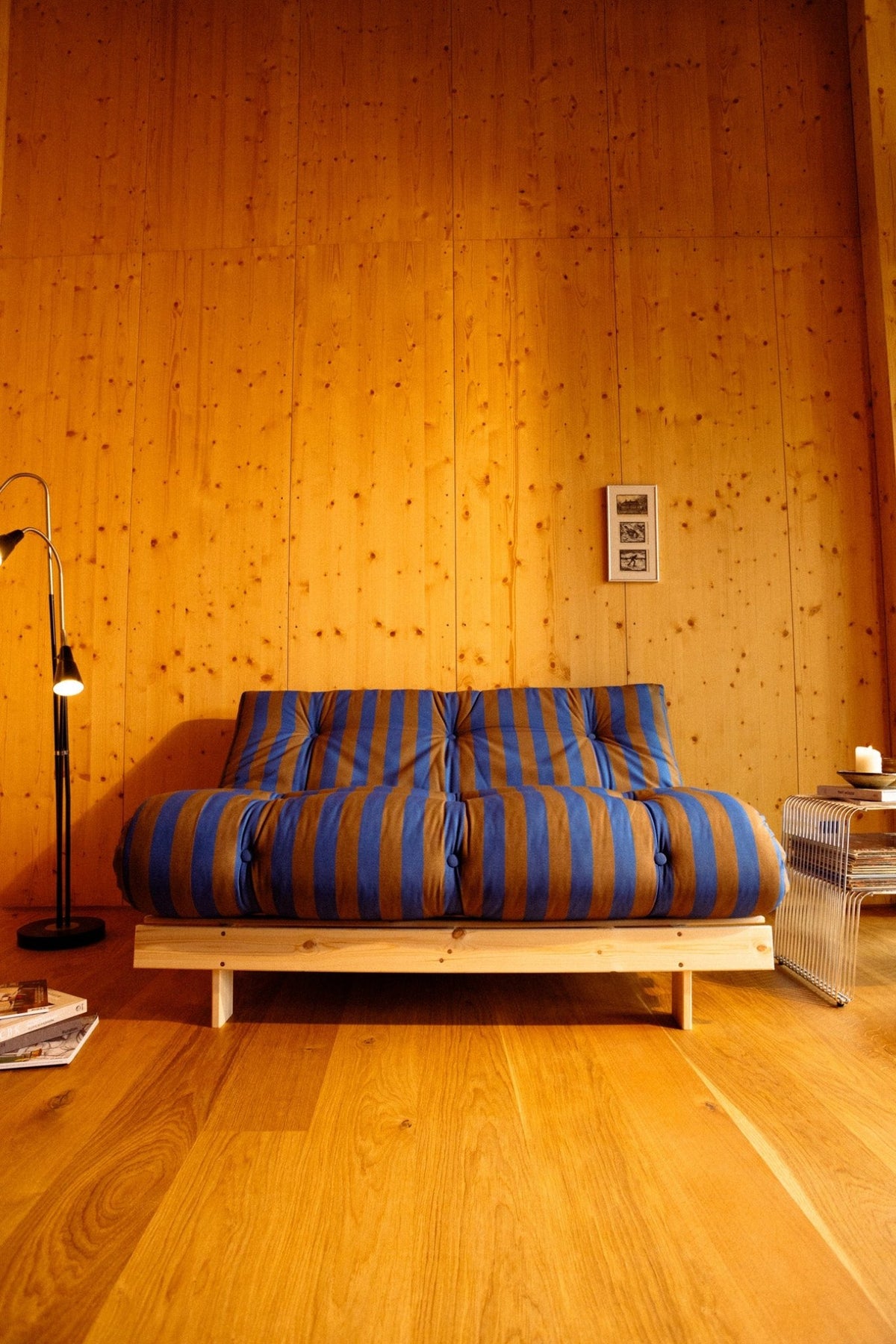 Canapé-lit en pin massif avec matelas rayé orange et marron 140x200cm Raw roots - Karup Design - The Cool Republic