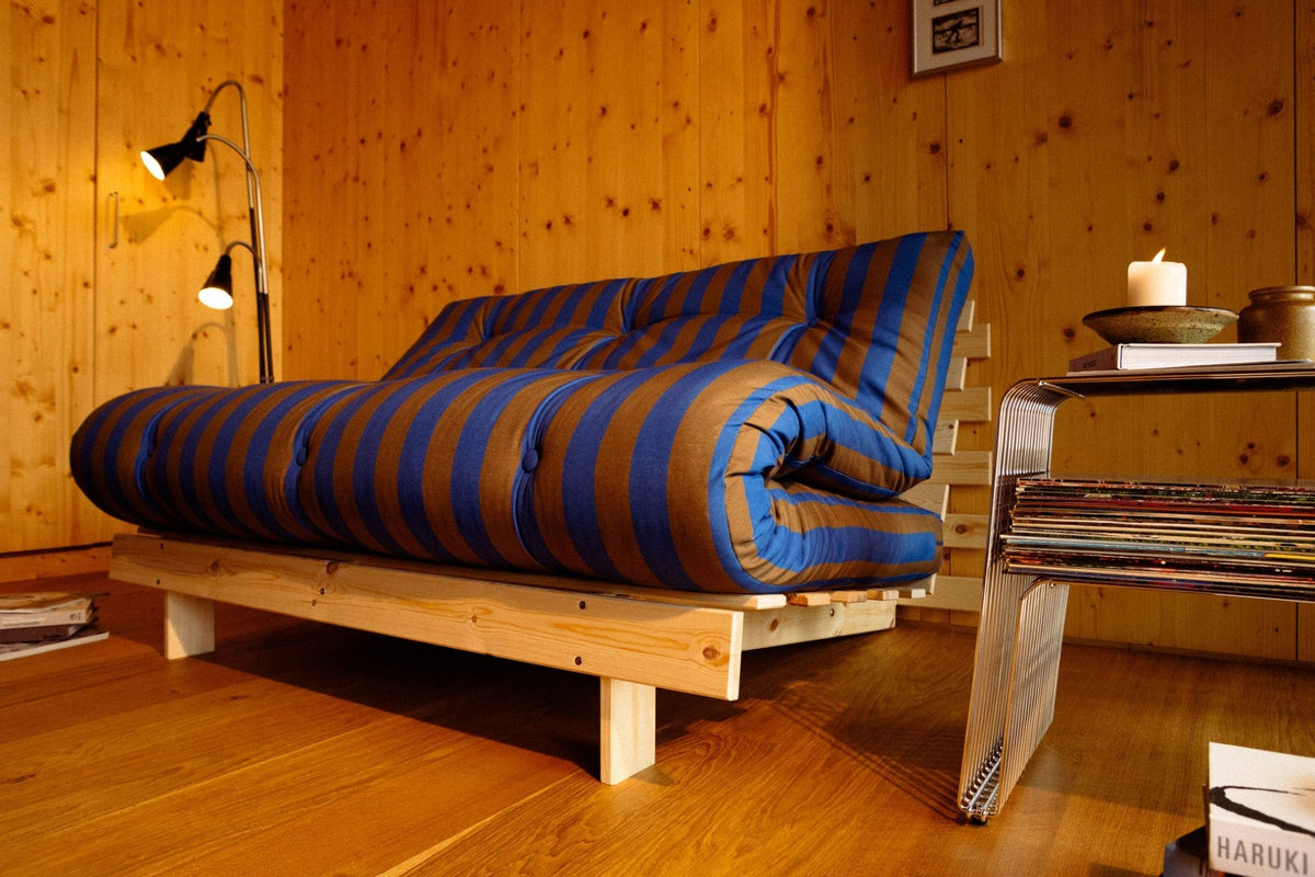 Canapé-lit en pin massif avec matelas rayé orange et marron 140x200cm Raw roots - Karup Design - The Cool Republic