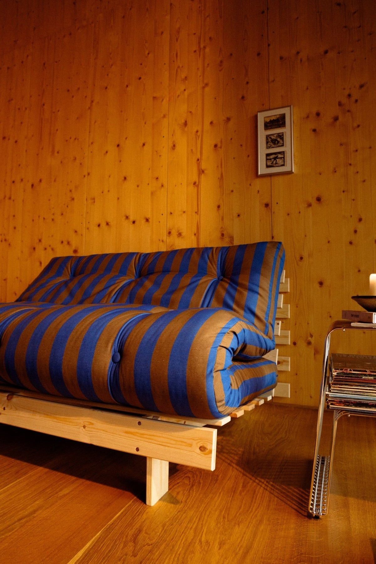 Canapé-lit en pin massif avec matelas rayé orange et marron 140x200cm Raw roots - Karup Design - The Cool Republic
