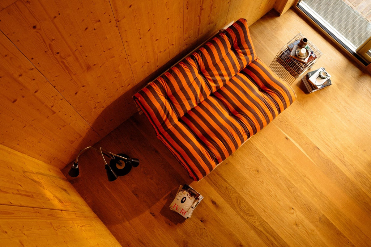 Canapé-lit en pin massif avec matelas rayé orange et marron 140x200cm Raw roots - Karup Design - The Cool Republic