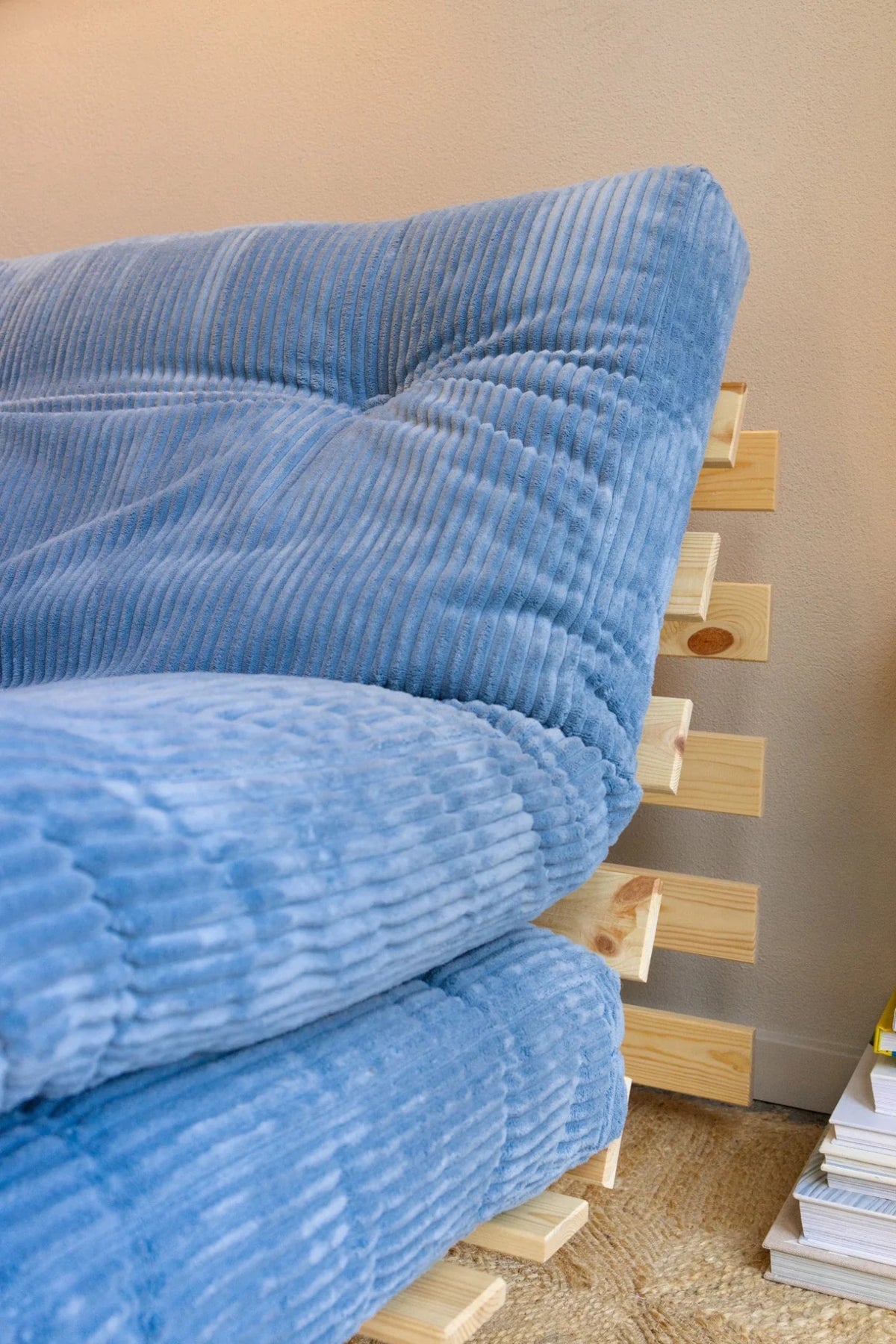 Canapé-lit en pin massif avec matelas retro orange 90x200cm Roots - Karup - The Cool Republic