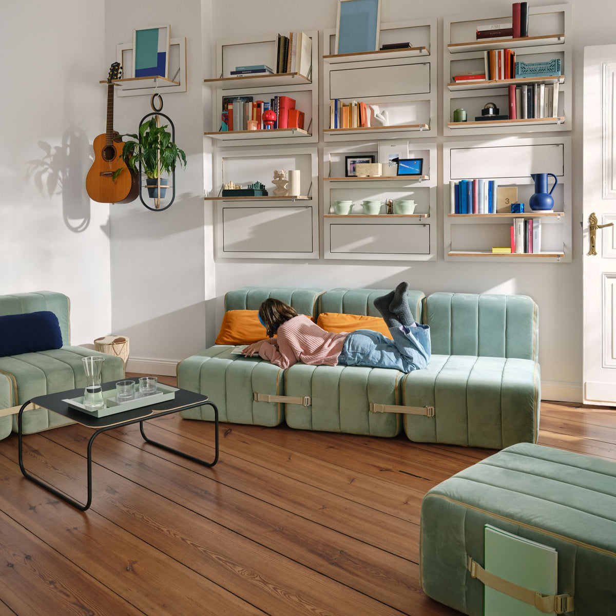 Canapé modulable 2 places en velours Barcelone rouge 136x102x68cm Curt - Ambivalenz - The Cool Republic