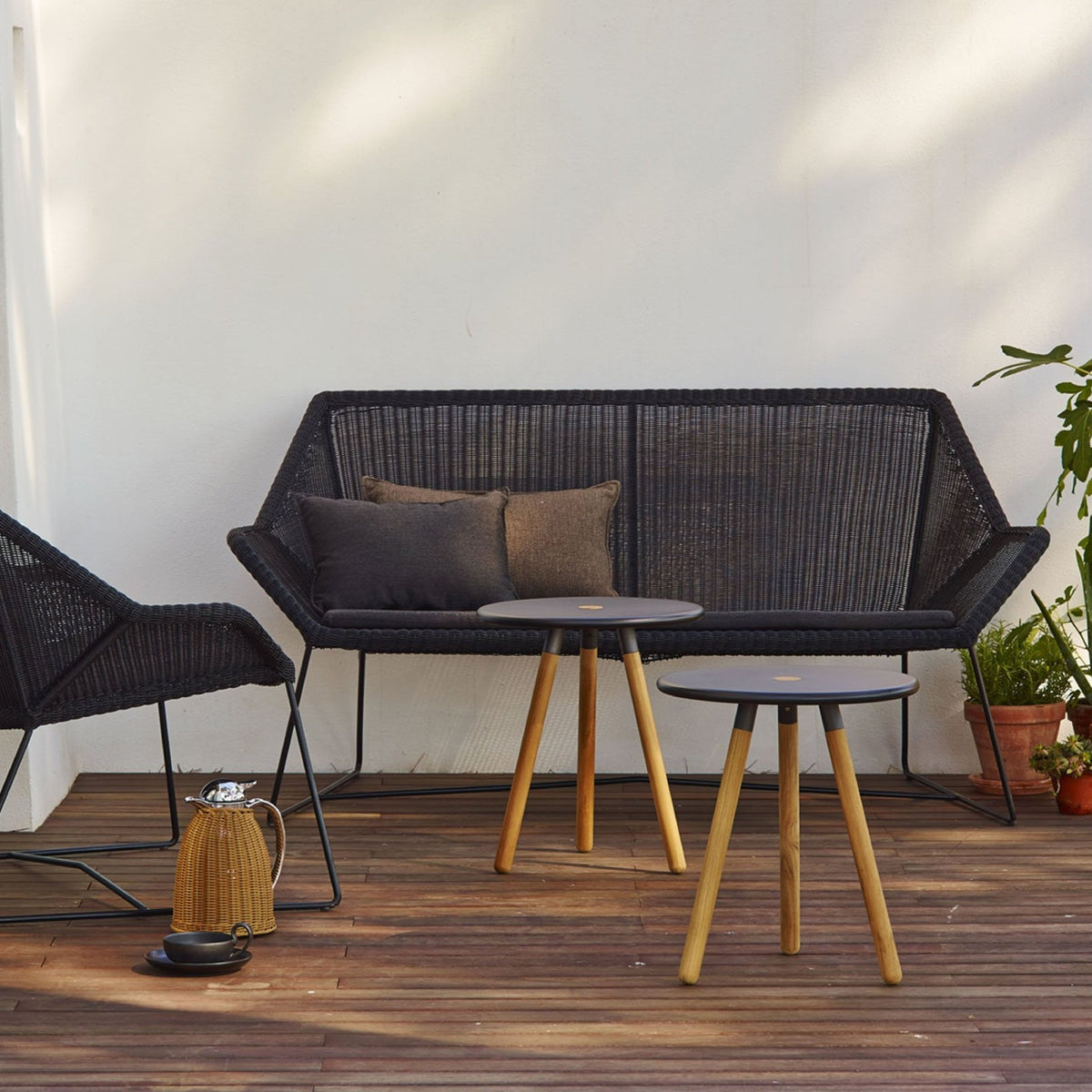 Canapé noir avec coussin d'assise écru Breeze - Cane-Line - The Cool Republic