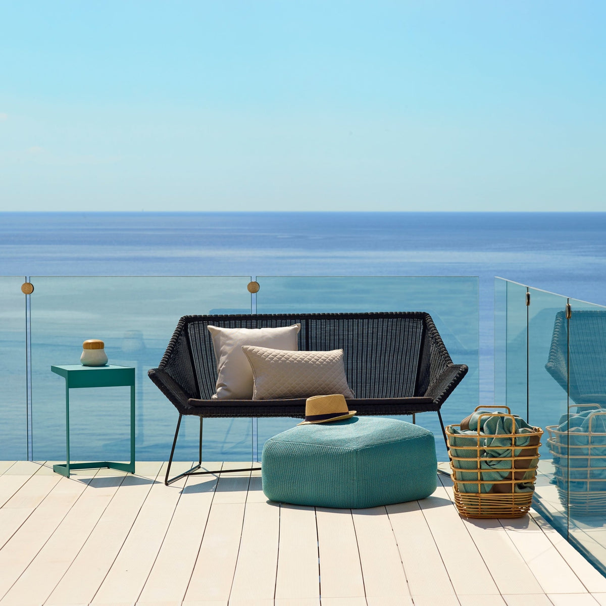 Canapé noir avec coussin d'assise gris Breeze - Cane-Line - The Cool Republic