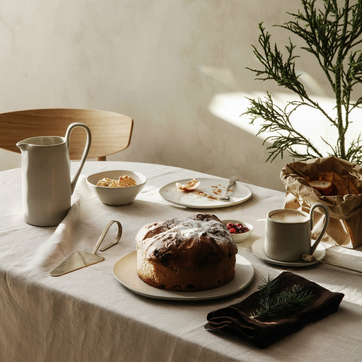 Carafe en porcelaine blanc cassé 1 L Flow - Ferm Living - The Cool Republic