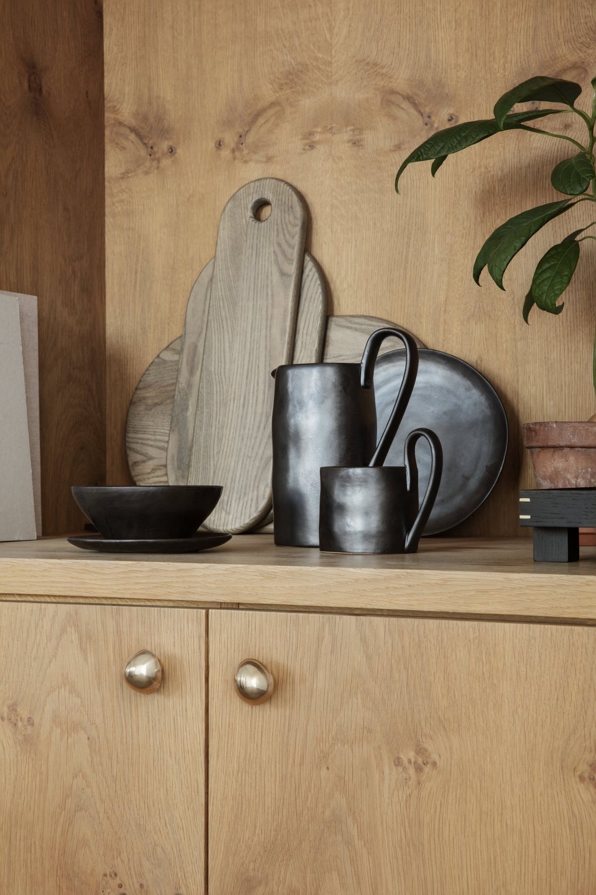 Carafe en porcelaine noire 1 L Flow - Ferm Living - The Cool Republic