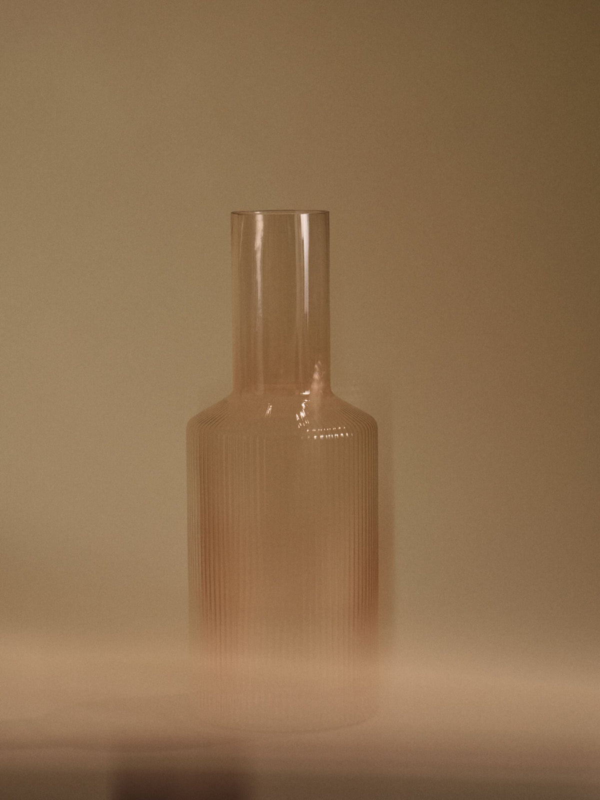 Carafe en verre soufflé recyclé rose 9 x 24 cm Ripple - Ferm Living - The Cool Republic