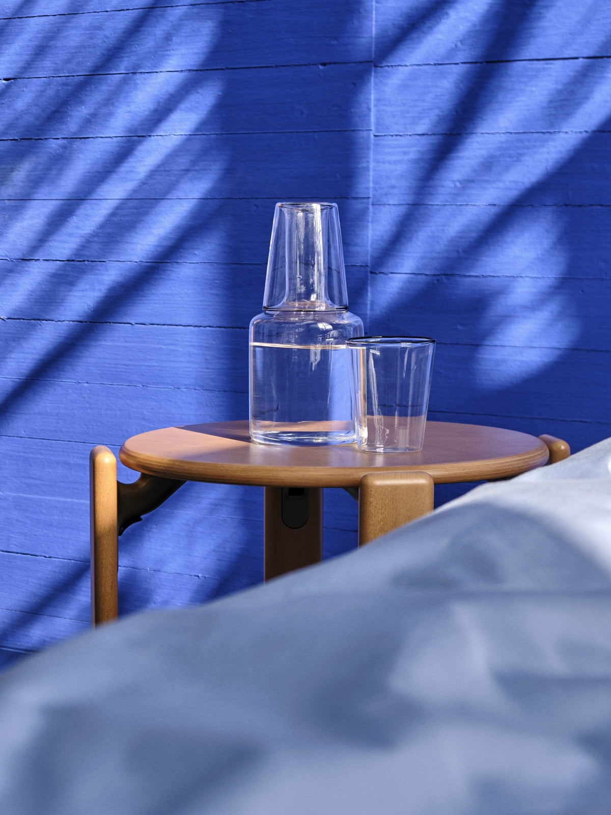 Carafe en verre transparent avec bord noir Rim - HAY - The Cool Republic