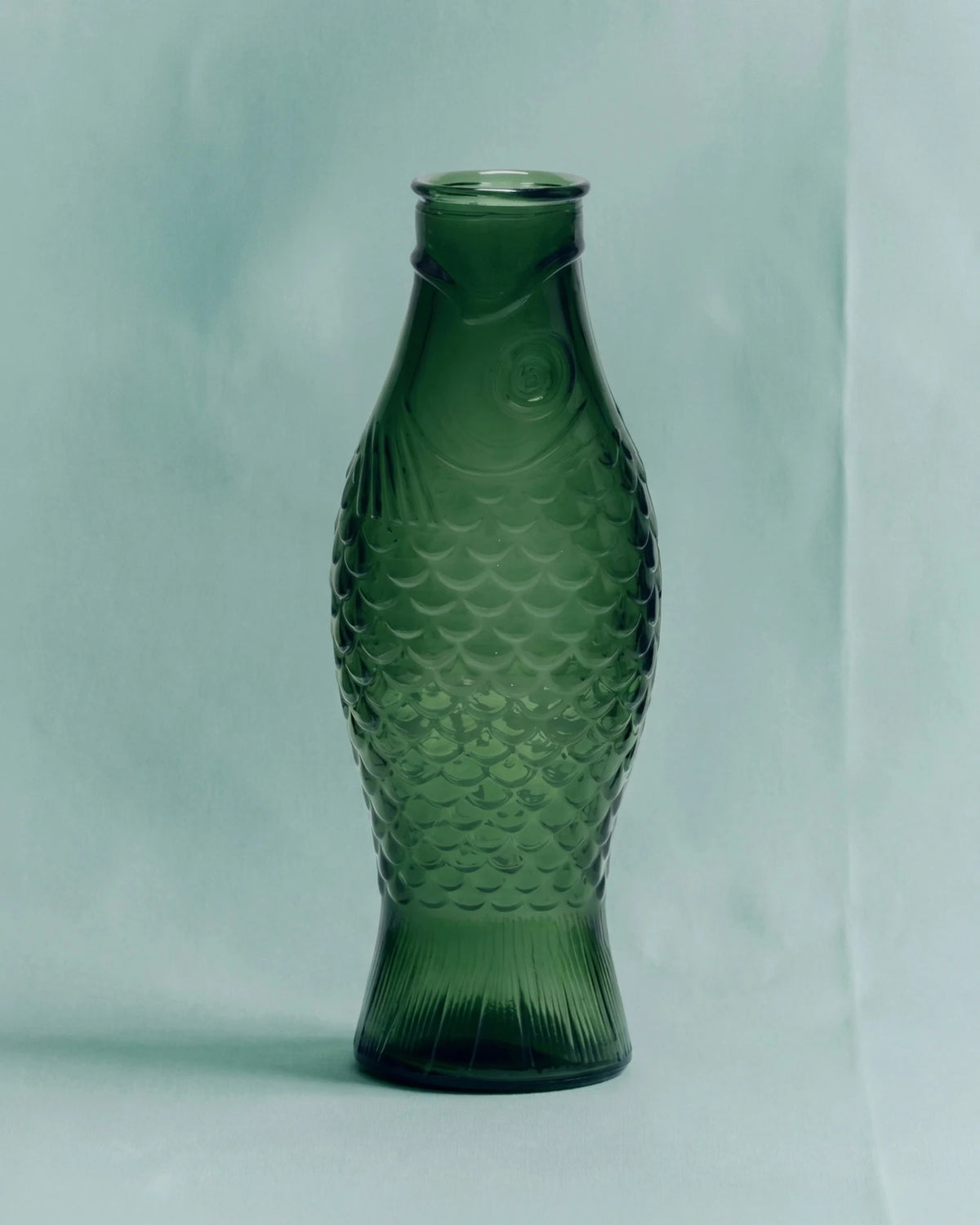 Carafe poisson en verre vert foncé 85cl Fish - Serax - The Cool Republic