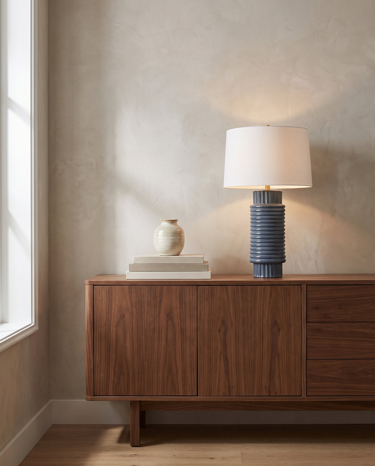 Lampe à poser en acier laiton vieilli et céramique gris-bleu réactive 43x67cm Broderick - Hudson Valley Lighting en situation