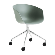 Chaise à roulettes avec accoudoirs en plastique recyclé vert automne AAC 24 2.0 - HAY - The Cool Republic