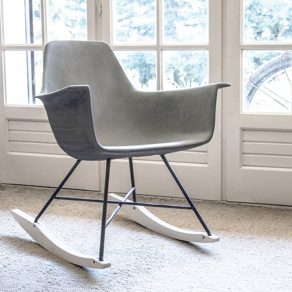 Chaise avec accoudoirs à bascule Hauteville - Lyon Béton - The Cool Republic