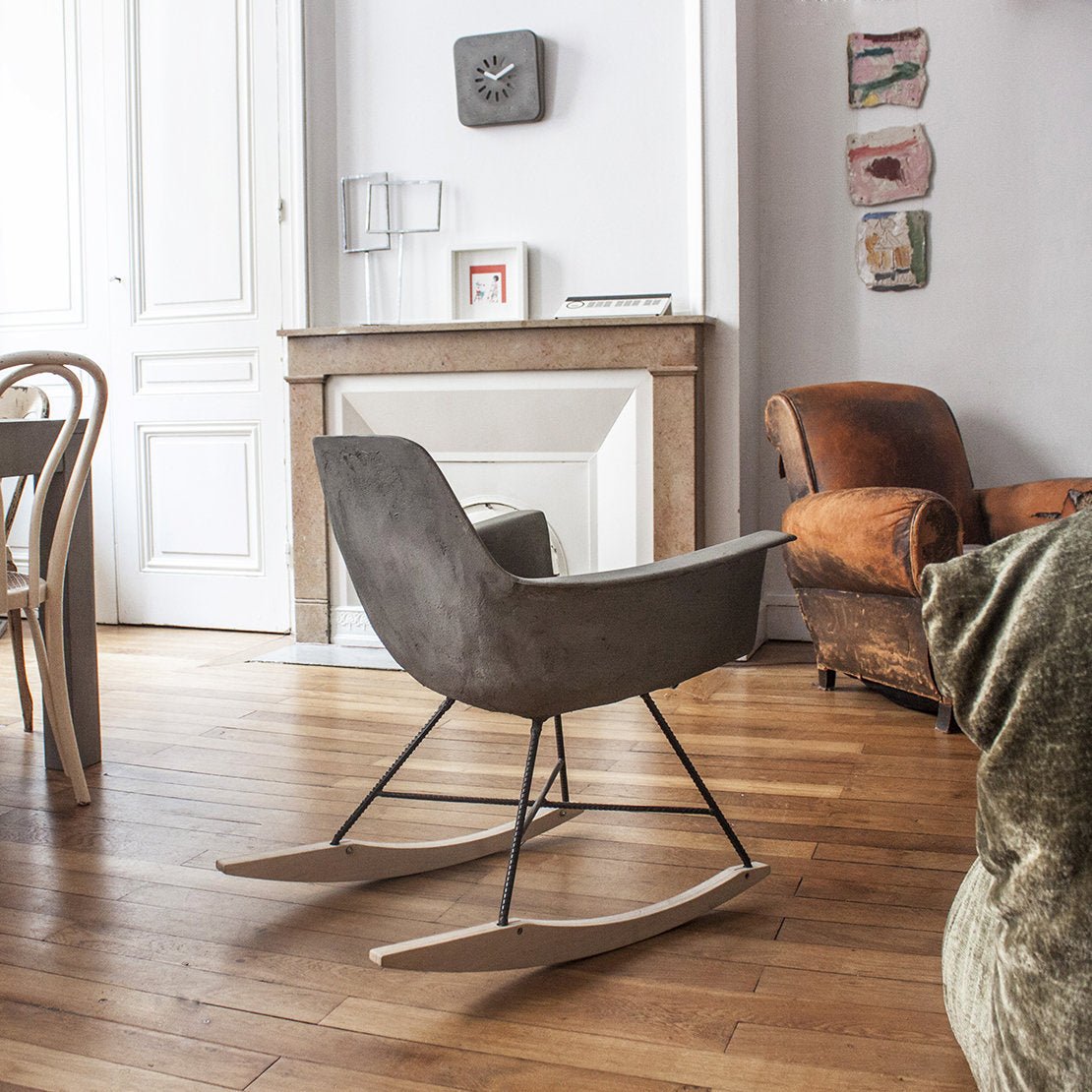 Chaise avec accoudoirs à bascule Hauteville - Lyon Béton - The Cool Republic