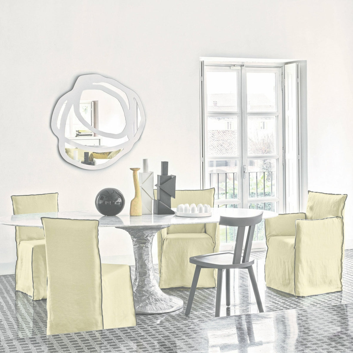 Chaise avec accoudoirs blanche Ghost 25 - Gervasoni - The Cool Republic