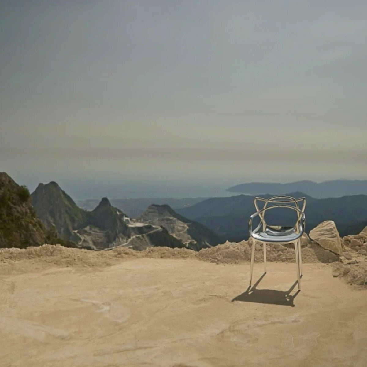 Chaise avec accoudoirs cuivrée Masters - Kartell - The Cool Republic