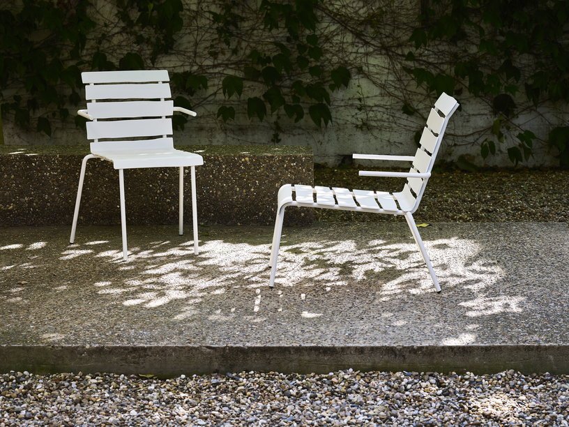 Chaise avec accoudoirs de jardin en métal blanc 56x55x82cm - valerie_objects - The Cool Republic