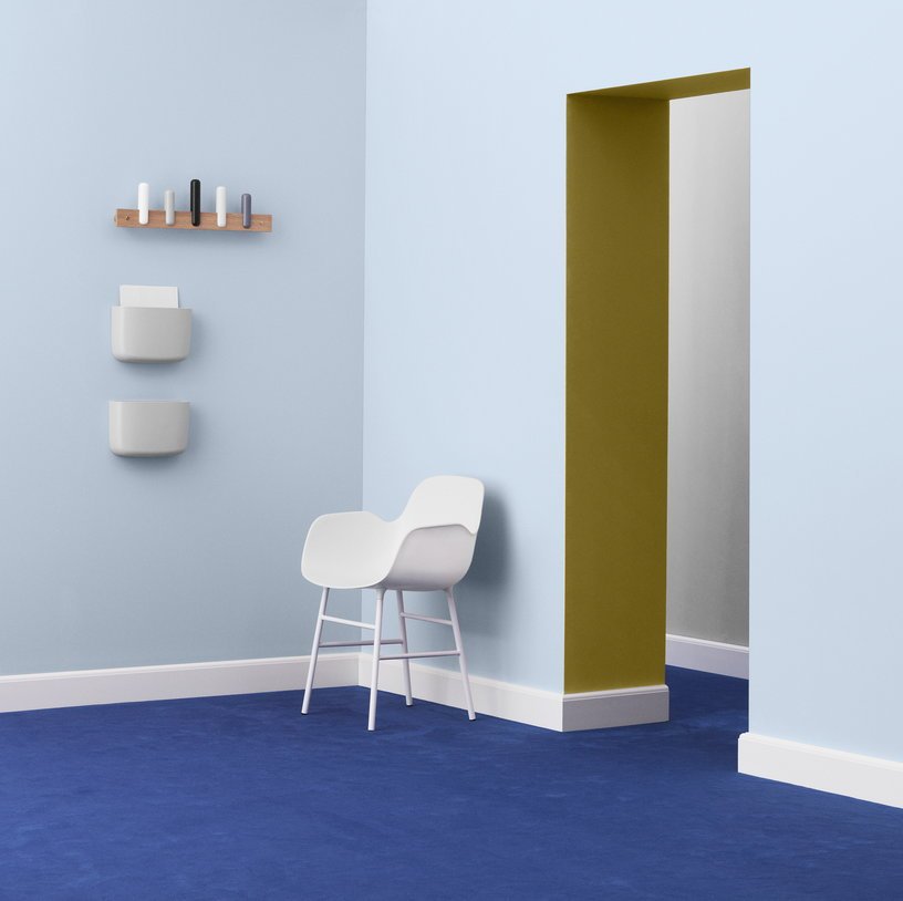 Chaise avec accoudoirs en acier et pp rouge Form - Normann Copenhagen - The Cool Republic