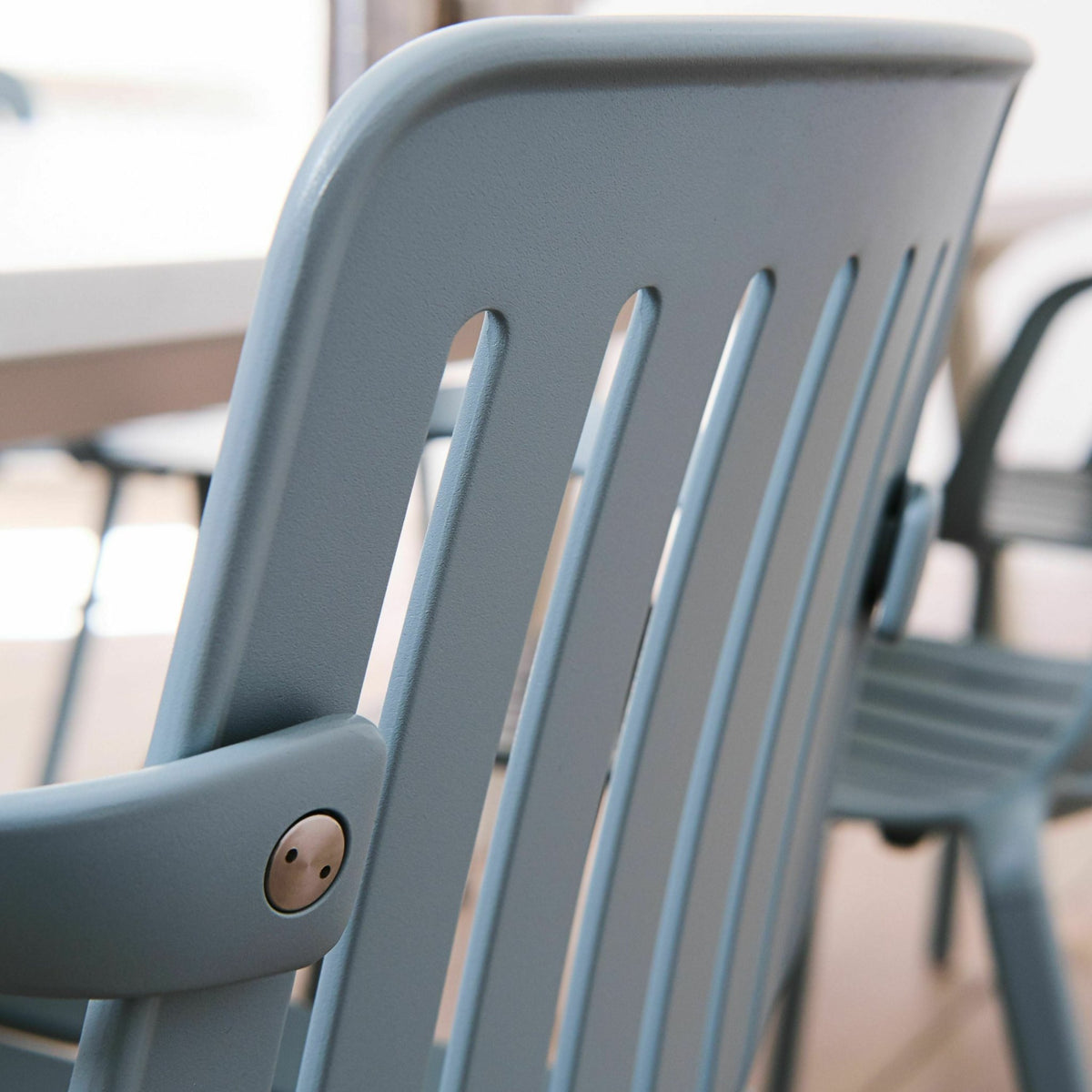 Chaise avec accoudoirs en aluminium noir Plato - Magis - The Cool Republic