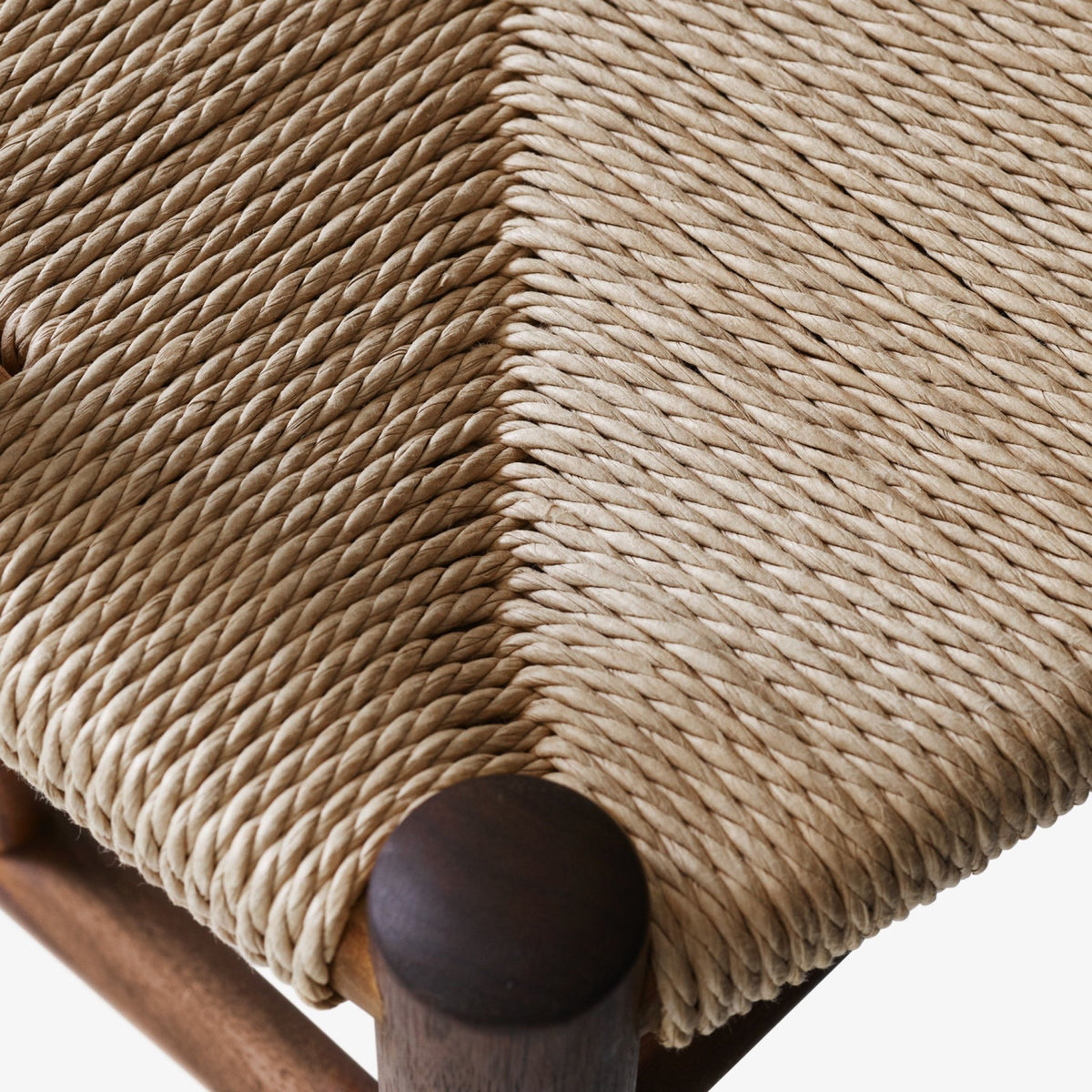 Chaise avec accoudoirs en bois marron HM4 Drawn - &tradition - The Cool Republic