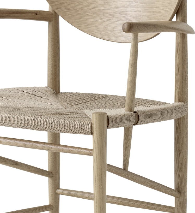 Chaise avec accoudoirs en bois naturel HM4 Drawn - &tradition - The Cool Republic