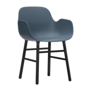 Chaise avec accoudoirs en bois noir et pp bleu Form - Normann Copenhagen - The Cool Republic