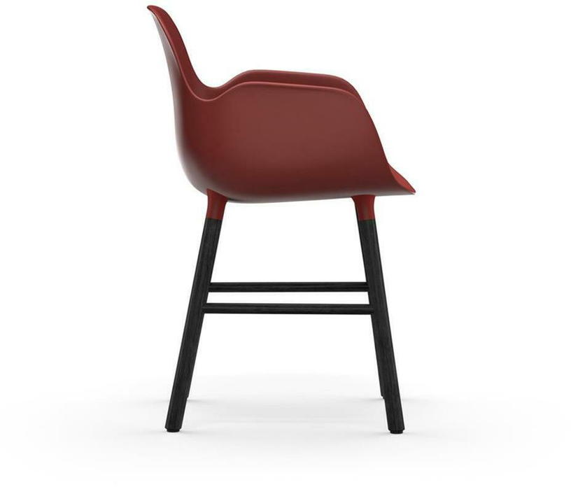 Chaise avec accoudoirs en bois noir et pp rouge Form - Normann Copenhagen - The Cool Republic