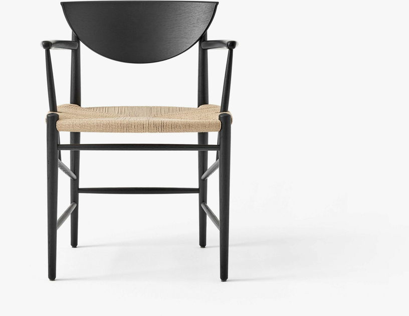 Chaise avec accoudoirs en bois noir HM4 Drawn - &tradition - The Cool Republic