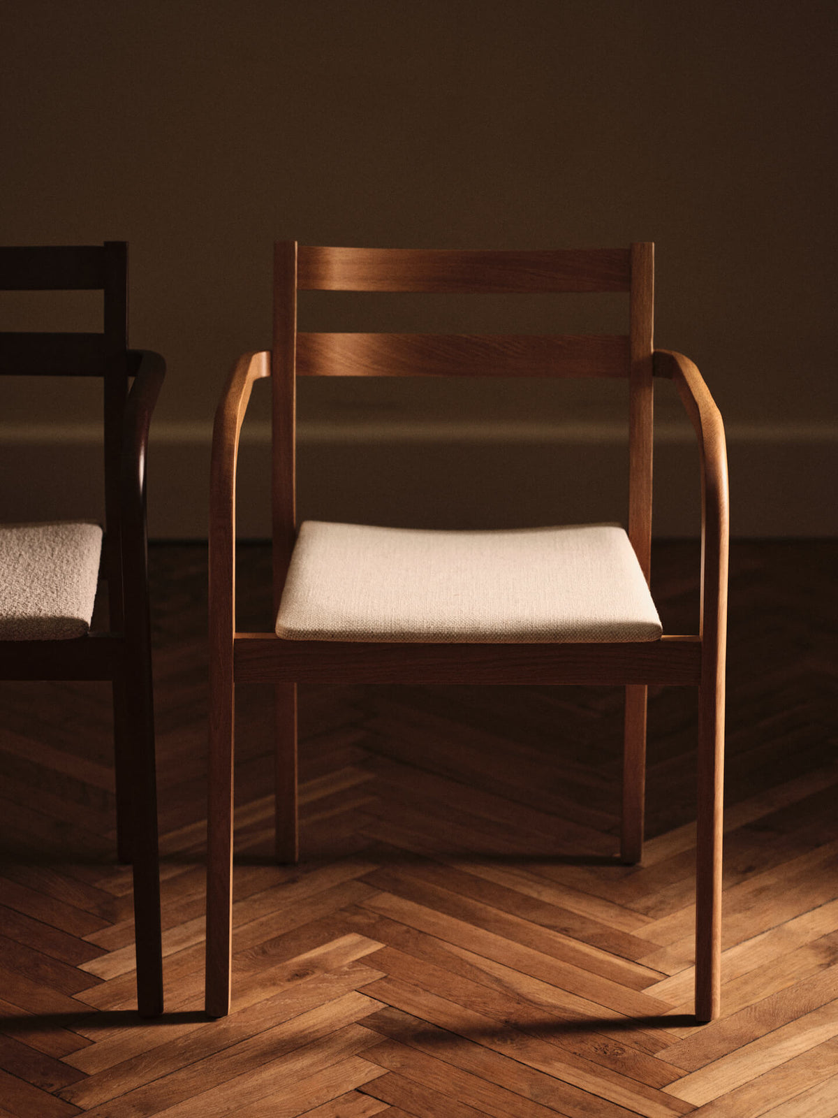 Chaise avec accoudoirs en chêne naturel et assise en tissu blanc Boda - Ferm Living - The Cool Republic