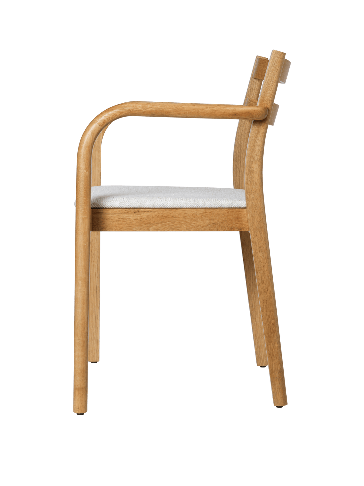 Chaise avec accoudoirs en chêne naturel et assise en tissu blanc Boda - Ferm Living - The Cool Republic