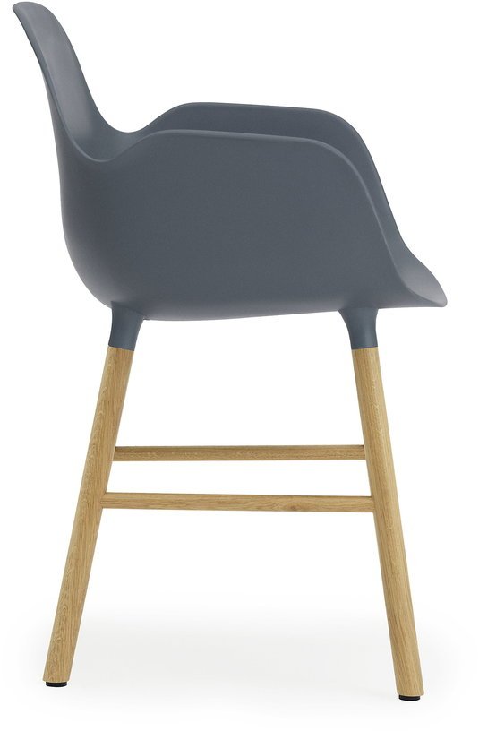 Chaise avec accoudoirs en chêne naturel et pp bleu Form - Normann Copenhagen - The Cool Republic