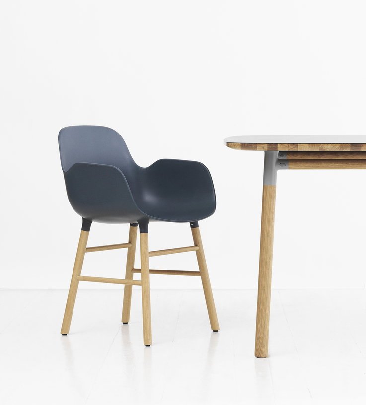 Chaise avec accoudoirs en chêne naturel et pp bleu Form - Normann Copenhagen - The Cool Republic