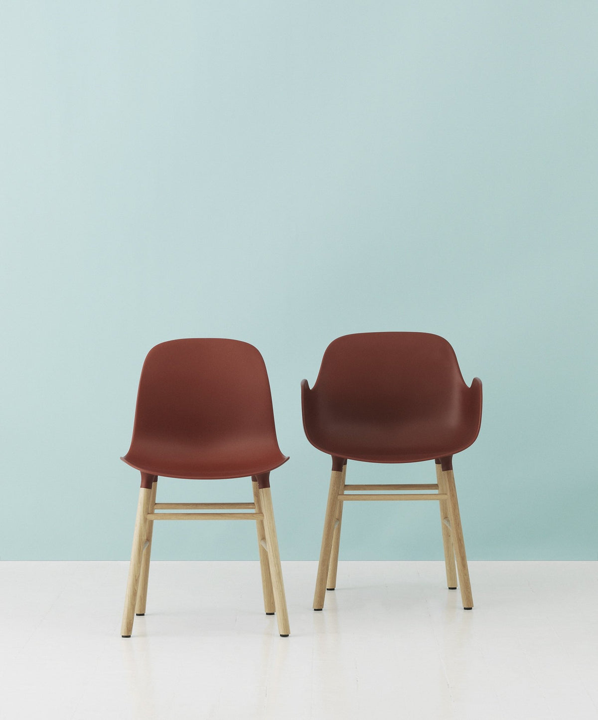 Chaise avec accoudoirs en chêne naturel et pp rouge Form - Normann Copenhagen - The Cool Republic