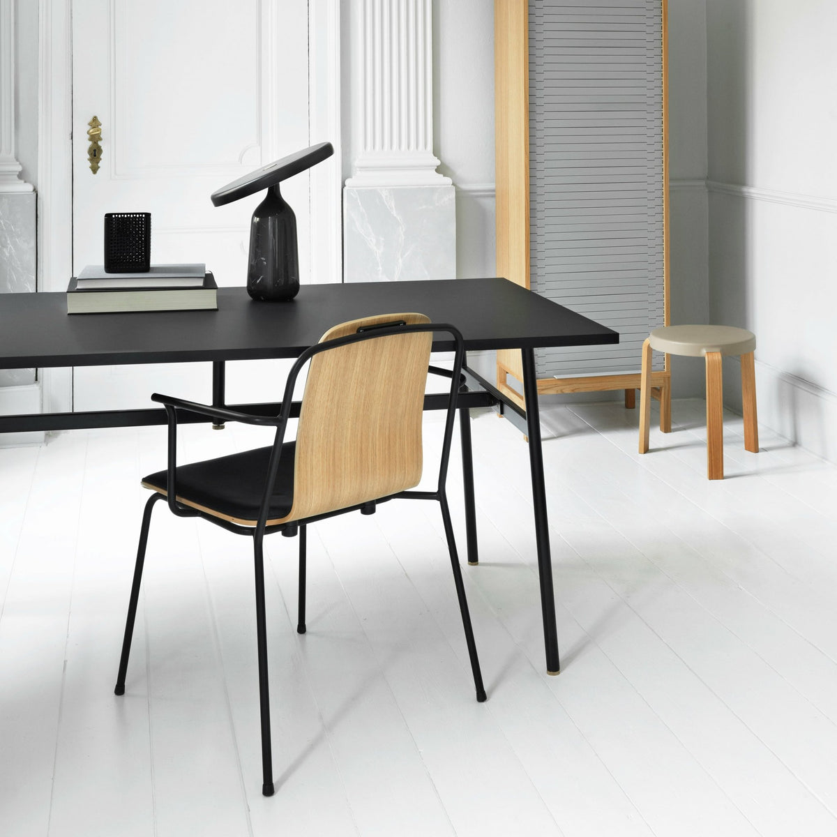 Chaise avec accoudoirs en chêne structure noire Studio Oak - Normann Copenhagen - The Cool Republic