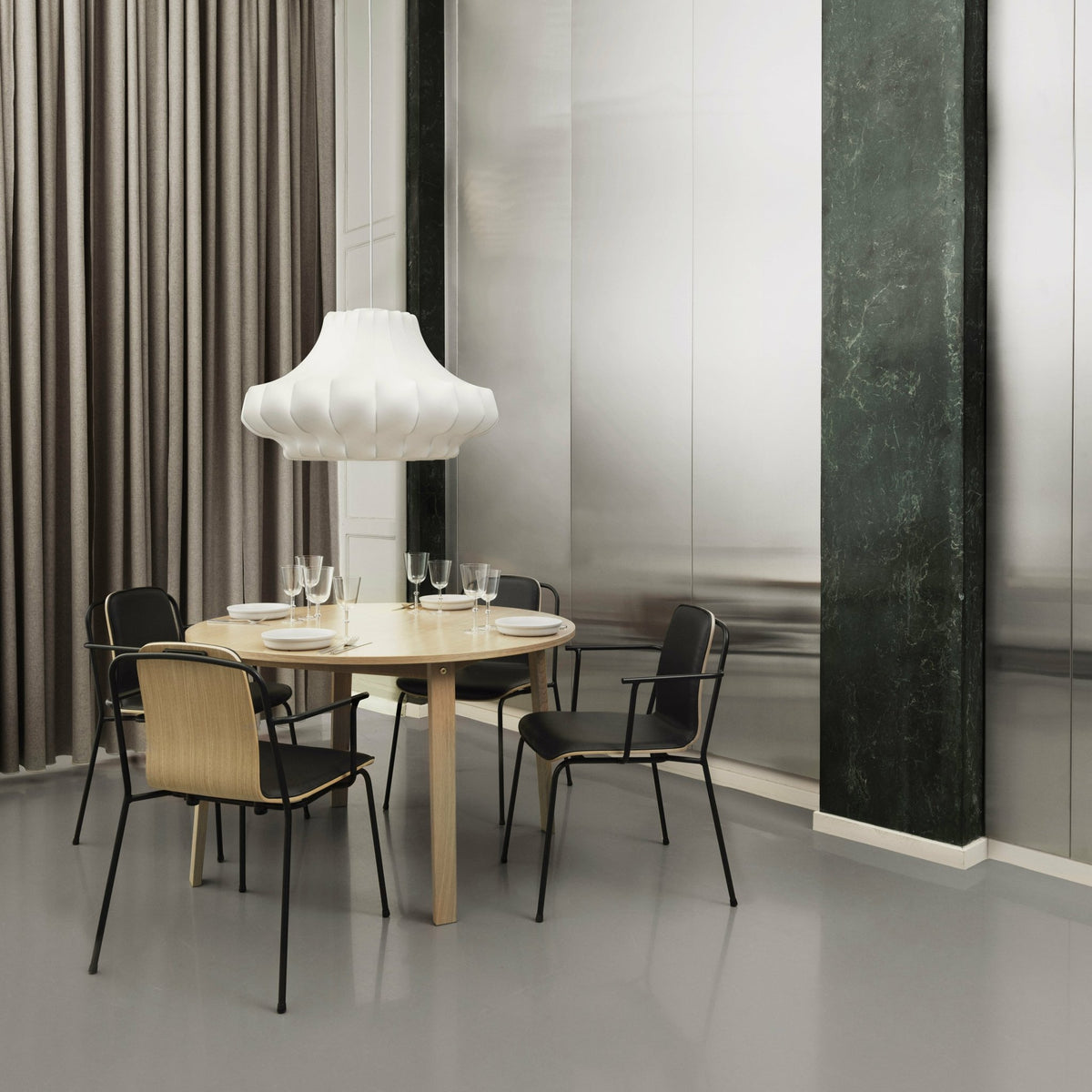Chaise avec accoudoirs en chêne structure noire Studio Oak - Normann Copenhagen - The Cool Republic