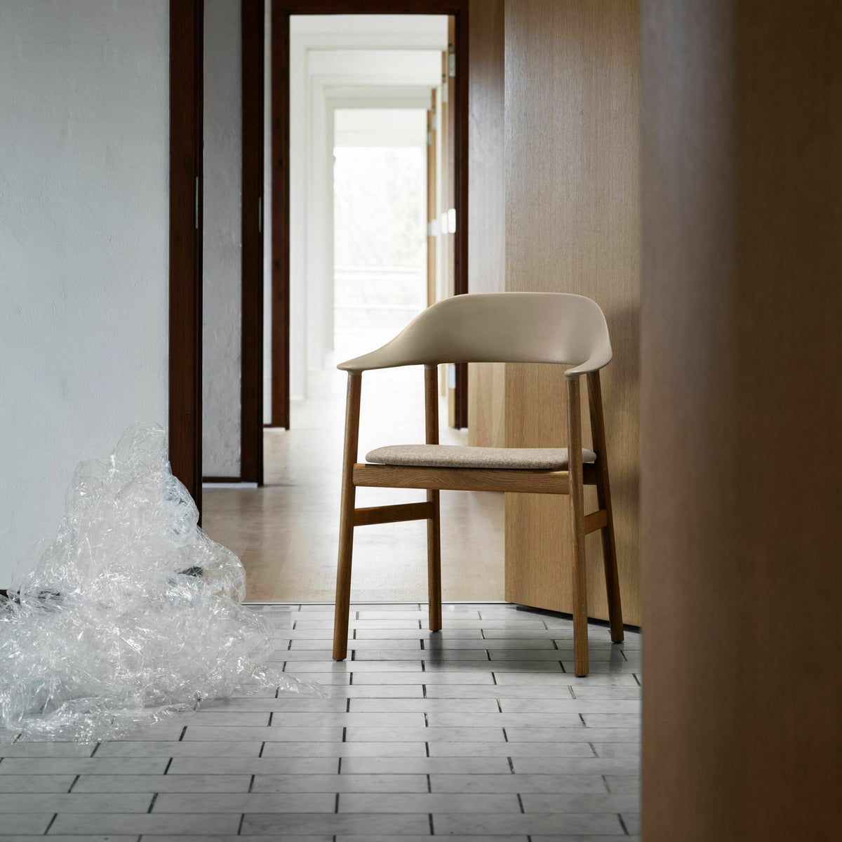 Chaise avec accoudoirs en chêne teinté et polypropylène sable Herit Sand - Normann Copenhagen - The Cool Republic