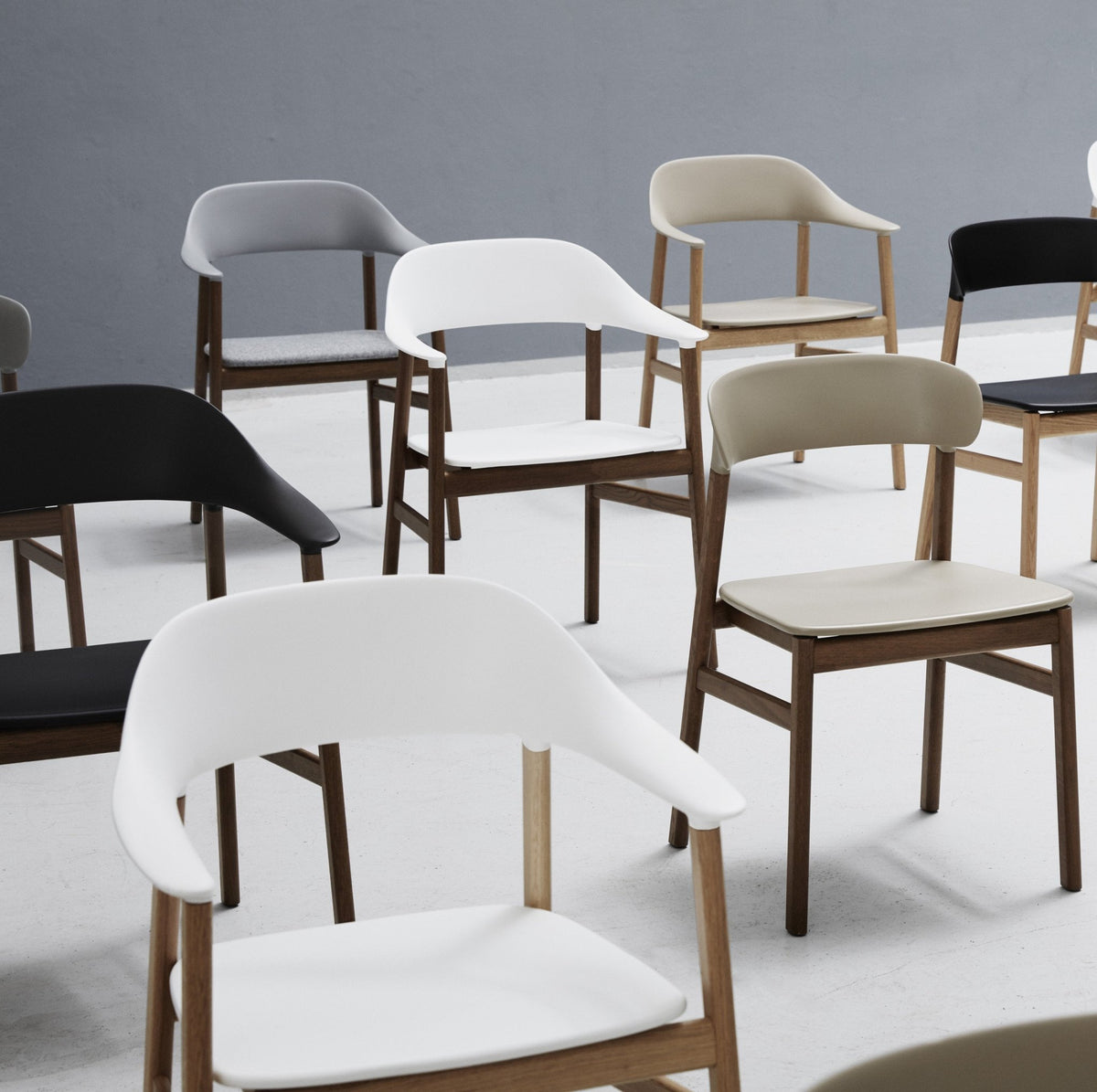 Chaise avec accoudoirs en chêne teinté et polypropylene vert Herit Dusty vert - Normann Copenhagen - The Cool Republic