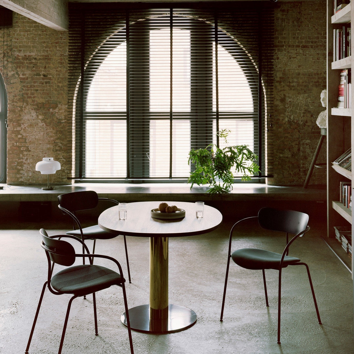 Chaise avec accoudoirs en cuir et noyer AV4 Pavilion - &tradition - The Cool Republic