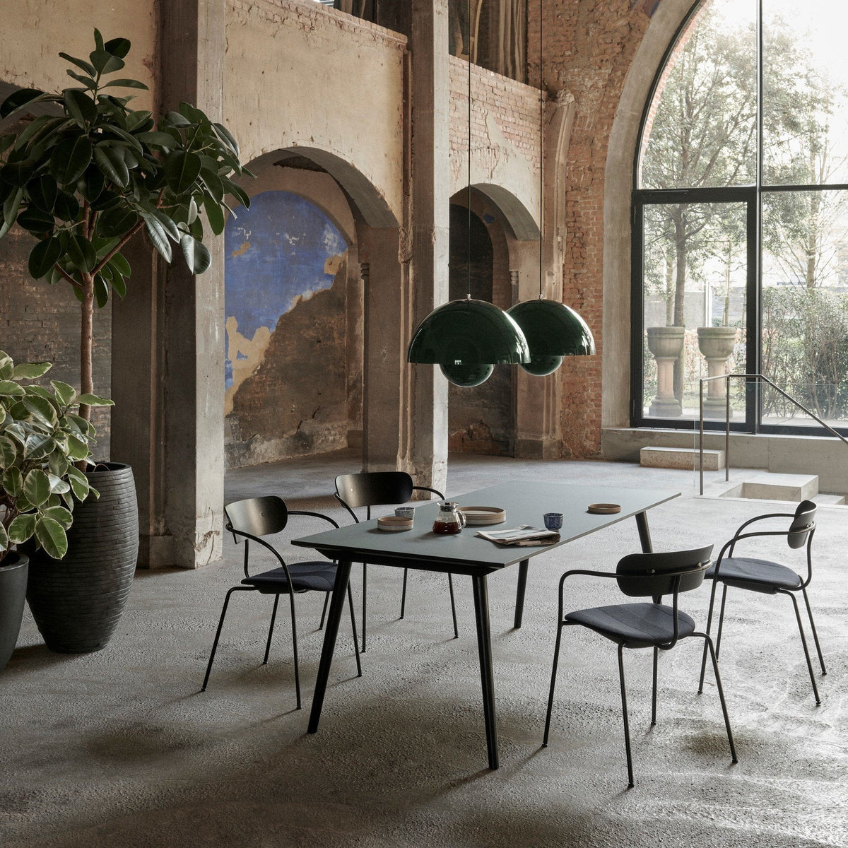 Chaise avec accoudoirs en cuir et noyer AV4 Pavilion - &tradition - The Cool Republic