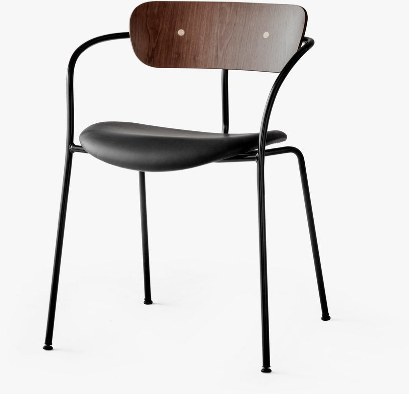 Chaise avec accoudoirs en cuir et noyer AV4 Pavilion - &tradition - The Cool Republic