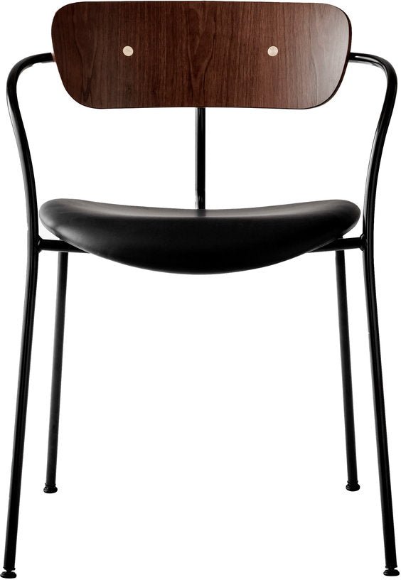 Chaise avec accoudoirs en cuir et noyer AV4 Pavilion - &tradition - The Cool Republic