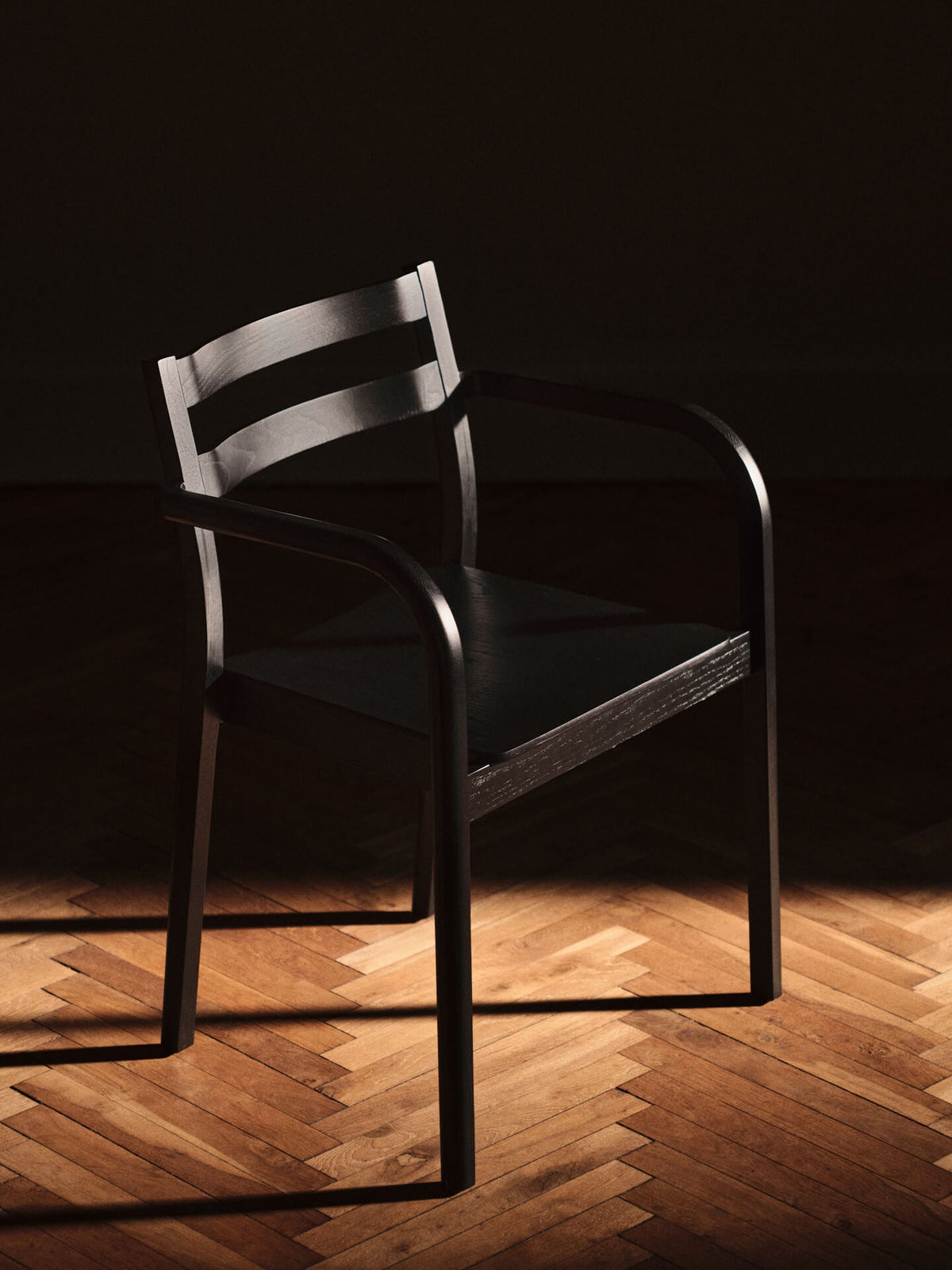 Chaise avec accoudoirs en frêne noir vernis Boda - Ferm Living - The Cool Republic