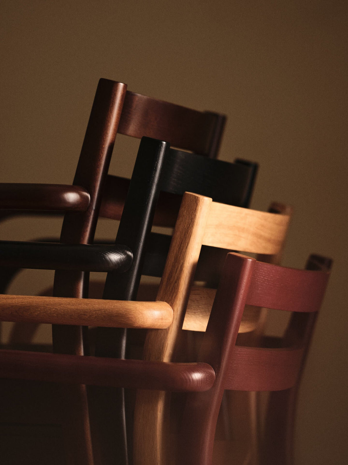 Chaise avec accoudoirs en frêne noir vernis Boda - Ferm Living - The Cool Republic