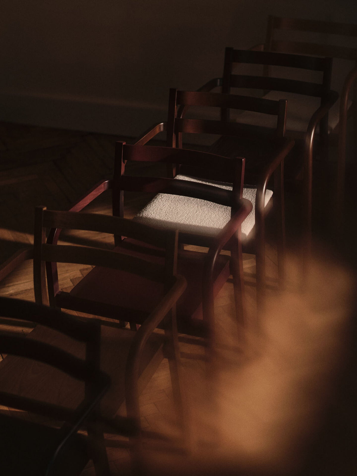 Chaise avec accoudoirs en frêne rouge marron vernis Boda - Ferm Living - The Cool Republic