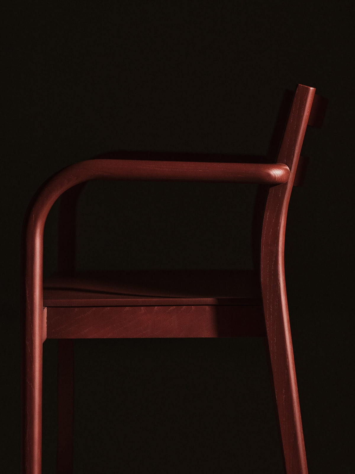 Chaise avec accoudoirs en frêne rouge marron vernis Boda - Ferm Living - The Cool Republic